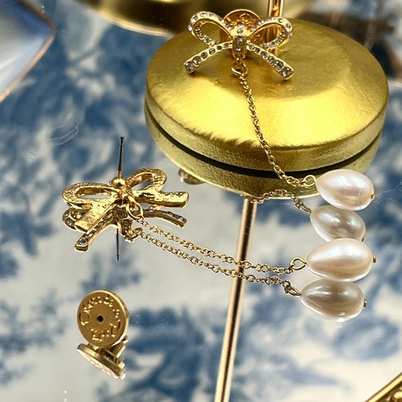 🆕 OSCAR DE LA RENTA 🧿 NWOT Swarovski Crystal Bow Pearl Drop Earrings - Gold - Picture 7 of 13